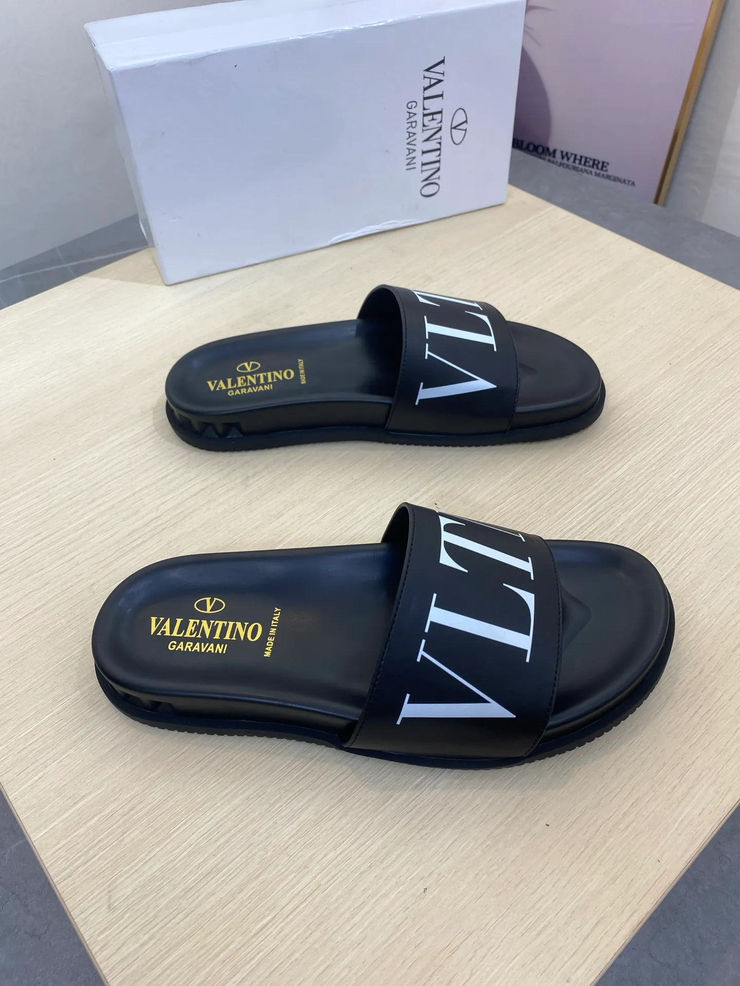 P260💰Valentino VALENTINO Size: 39--46 Burberry classic men's slippers, high-end boutique, original material, fine workmanship, casual, loose and comfortable, a must-have in summer👏👏👏
